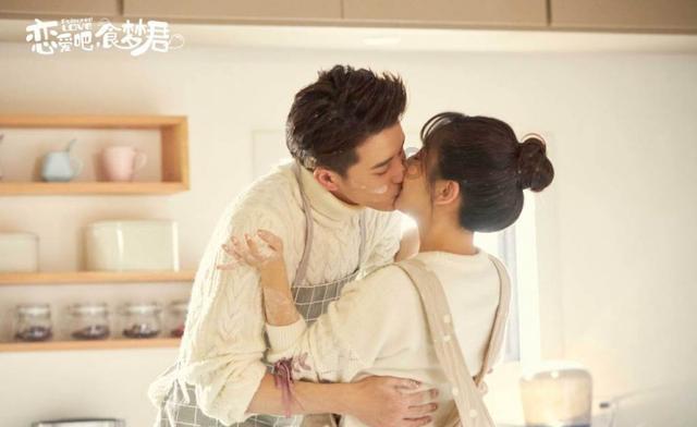 李小璐三亚度假照流出，和小鲜肉依偎在一起，和贾乃亮复合无望